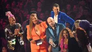 John Travolta confunde a Taylor Swift con 'drag queen' y casi le entrega premio en MTV VMAs 2019. Foto: AFP/Video: Variety