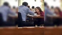 Joven y su compañera de mesa en restaurante. Twitter: @faviomondragon