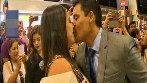 Joven le pidió matrimonio a su enamorada en un centro comercial. Video: Canal N