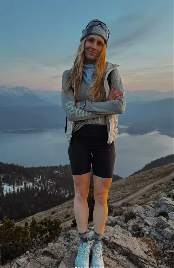 La creadora de contenido alemana falleció casi tres semanas después de sufrir un grave accidente en bicicleta mientras disfrutaba de su luna de miel en los Alpes italianos. Su familia confirmó la noticia con un emotivo mensaje en redes sociales La creadora de contenido alemana falleció casi tres semanas después de sufrir un grave accidente en bicicleta mientras disfrutaba de su luna de miel en los Alpes italianos. Su familia confirmó la noticia con un emotivo mensaje en redes sociales