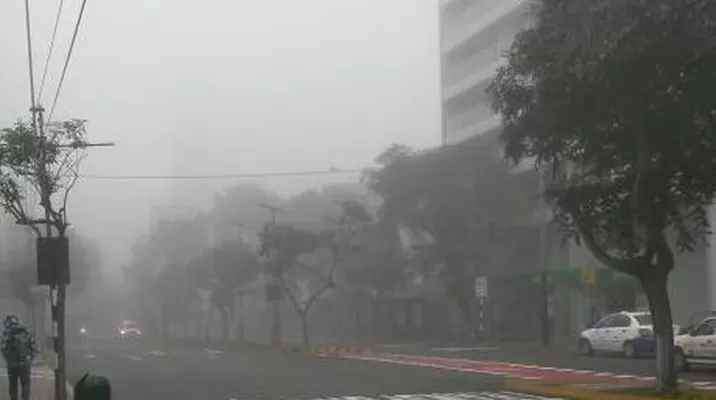 Limeños comparten fotos de la neblina que se registra hoy por la mañana