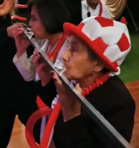 Abuelita tomándose un shot. Captura de pantala: Tiktok (@_licec)