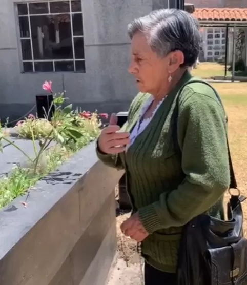 Abuelita orando el rosario. Captura de pantala: Tiktok (@_licec)