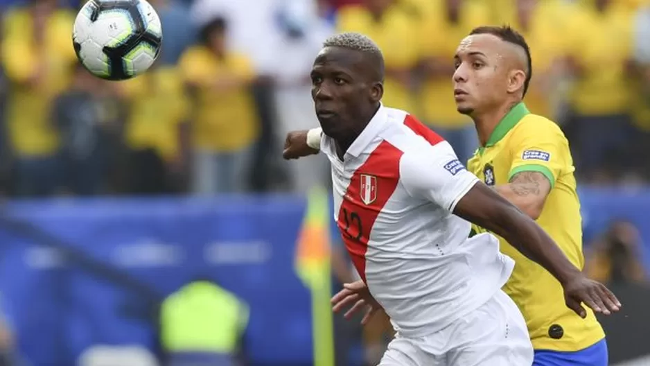 Luis Advíncula conquista Instagram con fotografía de su infancia. Foto: AFP