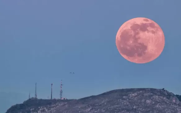 Luna de Fresa: ¿Cuándo se verá la luna llena que traerá transformaciones prósperas? 