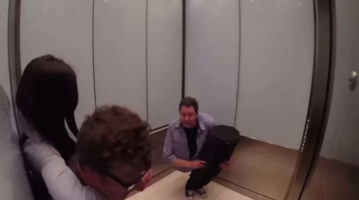 YouTube: mago partió su cuerpo en dos y generó pánico en ascensor YouTube: mago partió su cuerpo en dos y generó pánico en ascensor