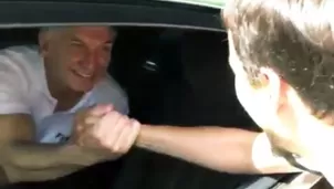 Mauricio Macri bajó la ventana de su auto porque creyó que lo saludaban, pero fue troleado. Foto: captura