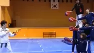 Mira cómo este genio de las artes marciales da cuatro patadas voladoras en un solo salto