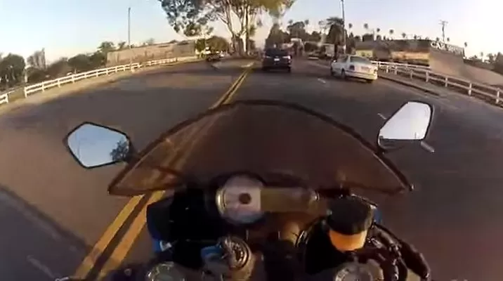 Motociclista desafió a la muerte conduciendo contra el tráfico Motociclista desafió a la muerte conduciendo contra el tráfico