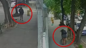Mujer cae a alcantarilla por estar mirando su celular / X: @Viral3sDelMundo