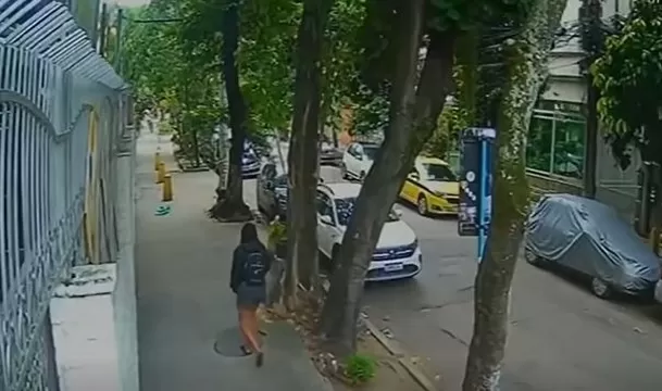 La mujer cayó en alcantarilla en el barrio de Maracaná / X: @Viral3sDelMundo