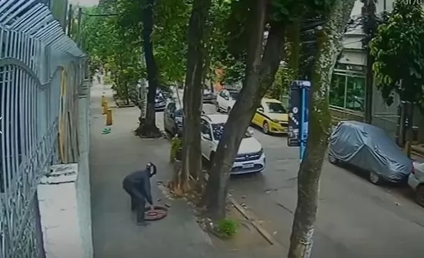 Un motociclista intentó a ayudar a la víctima / X: @Viral3sDelMundo