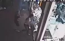 Mujer evitó el robo de una tienda noqueando al ladrón con un maniquí  - Noticias de maniqui