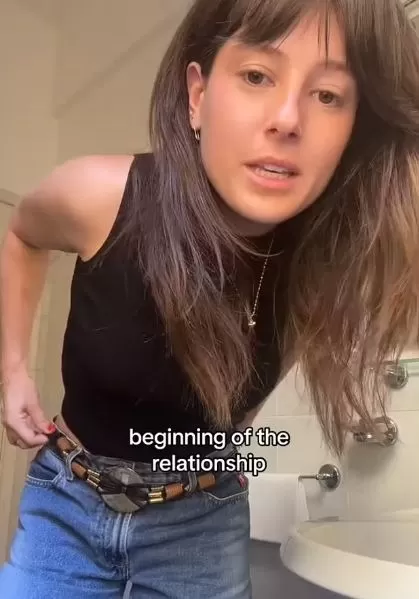 Mujer mostró tutorial muy detallado de cómo hace sus necesidades en secreto en la casa de su novio / TikTok @ssiiena