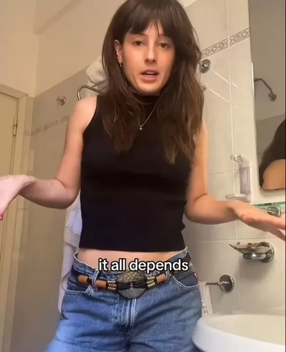 Mujer mostró tutorial muy detallado de cómo hace sus necesidades en secreto en la casa de su novio / TikTok @ssiiena