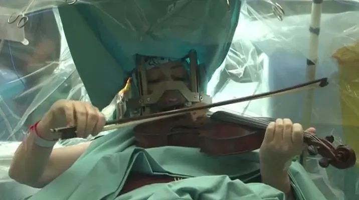 Una mujer ofrece un mini concierto de violín a sus cirujanos mientras le operan el cerebro Una mujer ofrece un mini concierto de violín a sus cirujanos mientras le operan el cerebro