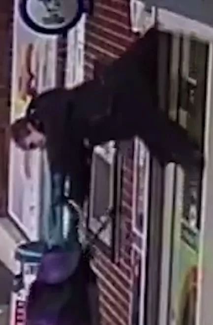 Mujer quedó colgada de puerta de una tienda / IG: El Español