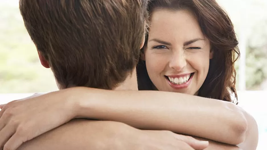 Hombre y mujer en actitud cariñosa. (Vía: irishcentral.com)