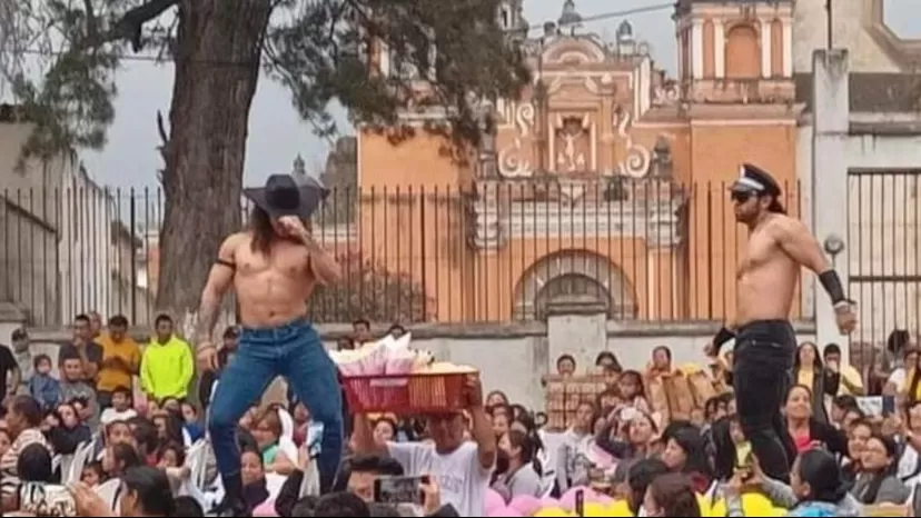 Municipio celebró el Día de la Madre con show de strippers frente a una iglesia