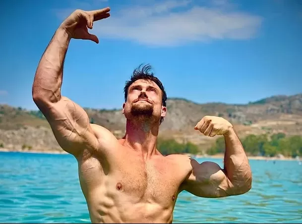 El influencer estadounidense Connor Murphy falleció tras ahogarse en un lago de Tailandia. Su muerte generó una ola de reacciones entre seguidores y creadores de contenido. Foto: IG @connormurphyofficial