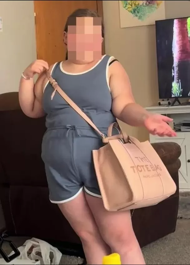 Niña cargando su bolso nuevo | Imagen: TikTok