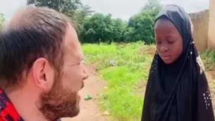 Niña huérfana de Nigeria recibe su primera muñeca y su reacción se vuelve viral. Foto: Captura / Video: @bilal_erkus