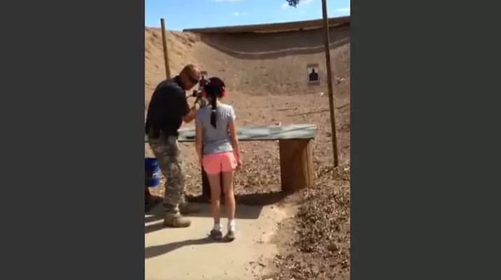Estados Unidos: una niña mató por accidente a su instructor de tiro Estados Unidos: una niña mató por accidente a su instructor de tiro