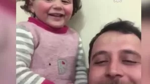 La pequeña Salwa junto a su padre. Foto: Captura YouTube