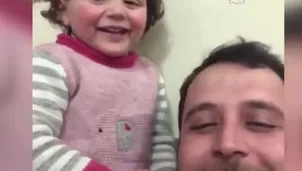 La pequeña Salwa junto a su padre. Foto: Captura YouTube