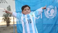 Murtaza Ahmadi posa feliz con su camiseta. (Vía: Daily Mail)