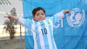 Murtaza Ahmadi posa feliz con su camiseta. (Vía: Daily Mail)