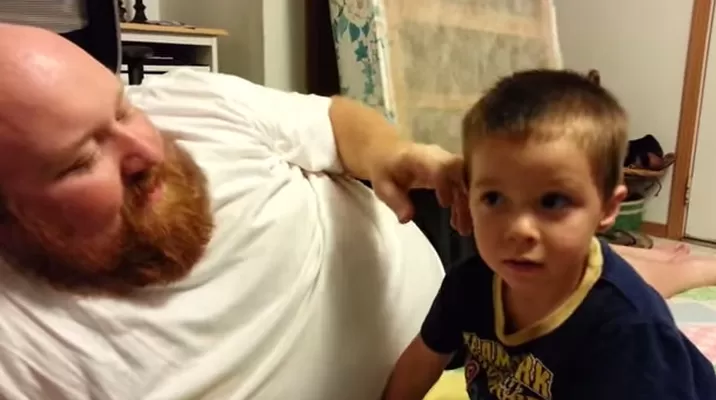 Niño llora porque su padre le quita su oreja y su nariz Niño llora porque su padre le quita su oreja y su nariz