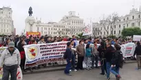 Cientos de personas protestan contra fallo que permitió la reducción salarial de un trabajador. Foto: @renezp