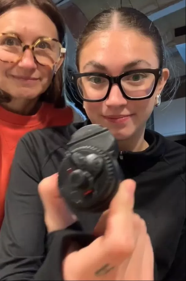 Compró un café, pero se lo vendieron con la alarma antirrobo. Foto: TikTok