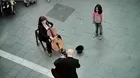 Orquesta sinfónica sorprende así a la multitud en plena calle