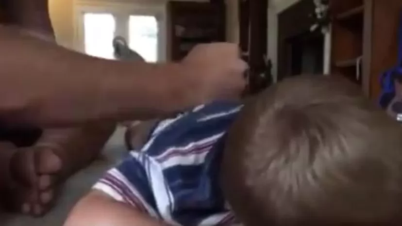 Video de padre usando a su pequeño como batería conquista redes sociales
