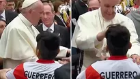 Papa Francisco firma la camiseta peruana de niño. Video: Twitter @aciprensa