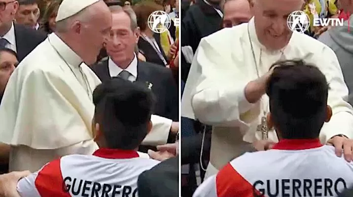 Papa Francisco firma la camiseta peruana de niño. Video: Twitter @aciprensa Papa Francisco firma la camiseta peruana de niño. Video: Twitter @aciprensa