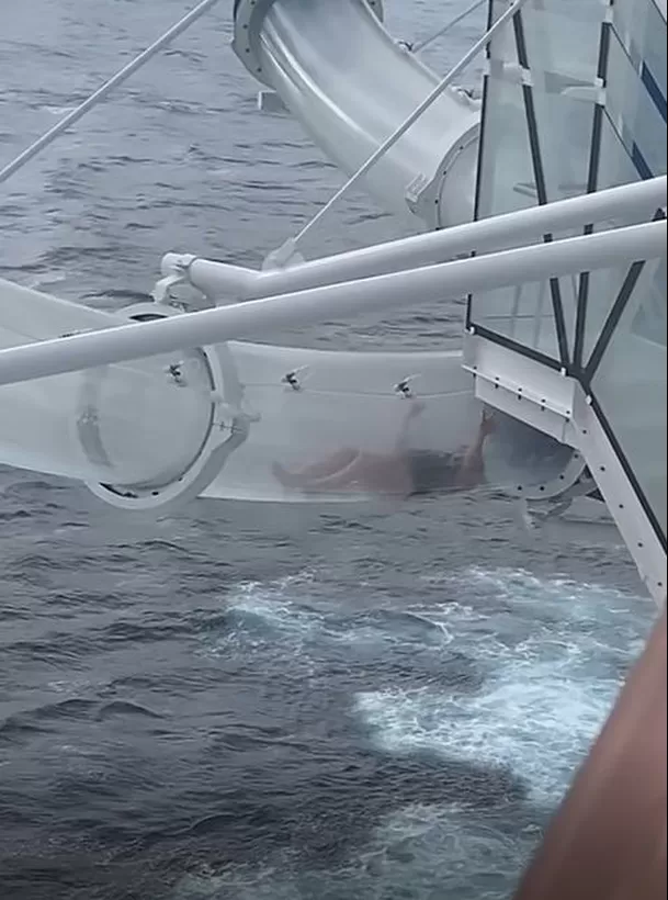 Pasajera quedó atrapada en tobogán de crucero / Captura