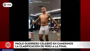 Paolo Guerrero celebró así en el vestuario peruano.