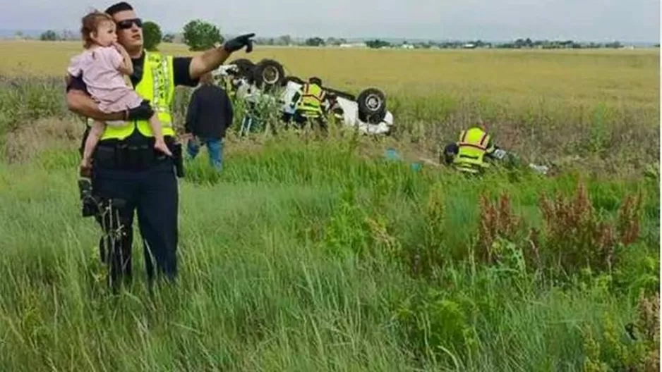 Policía le cantó canción de cuna a pequeña que sobrevivió al accidente automovilístico que mató a su papá