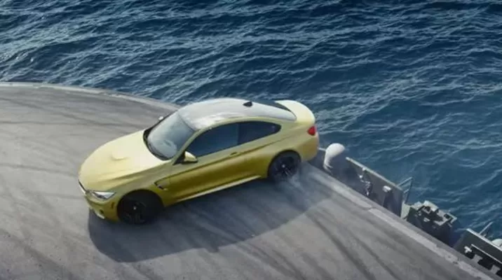 Promocionan nuevo modelo de auto haciendo derrapes en un portaviones Promocionan nuevo modelo de auto haciendo derrapes en un portaviones
