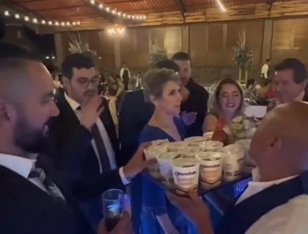 Reparten sopa instantánea en boda. Imagen: TikTok (@mariomejiawp)