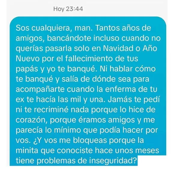 El mensaje que la joven le envió a su amigo tras darse cuenta que fue bloqueada / X