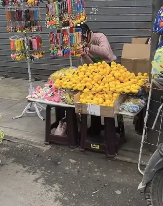 Patitos amarillos de kawaii son vendidas en el Centro de Lima / TikTok: @Juanpablo.barrenechea