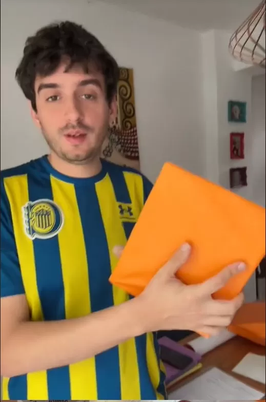 Padres pasan tremenda odisea para forrar los cuadernos de su hija. Foto: TikTok