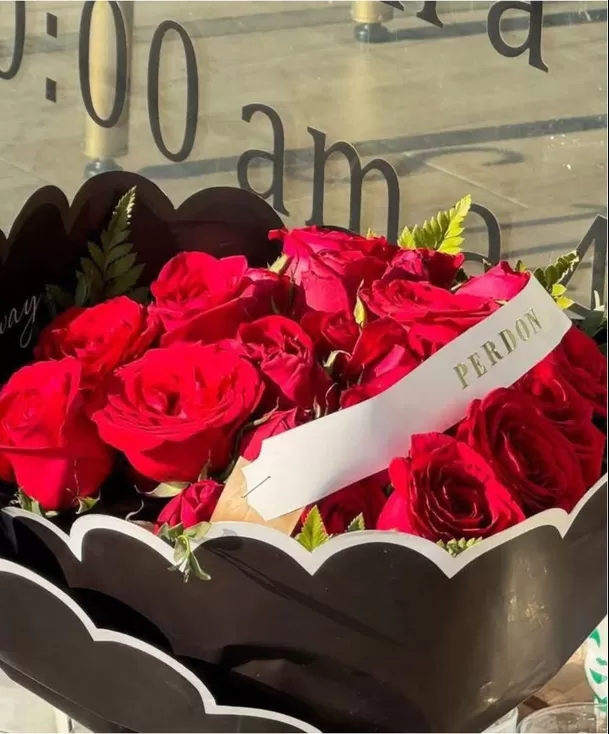 Ramo de rosas rojas tenía una cinta con la palabra "Perdón". Foto: Difusión