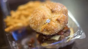 Una hamburguesa con anillo de compromiso por US$ 3,000. Foto: EFE