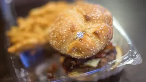 Una hamburguesa con anillo de compromiso por US$ 3,000. Foto: EFE