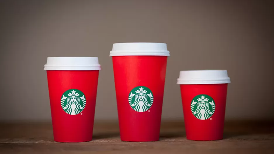 Vasos navide&ntilde;os de Starbucks. (V&iacute;a: BuzFeed)